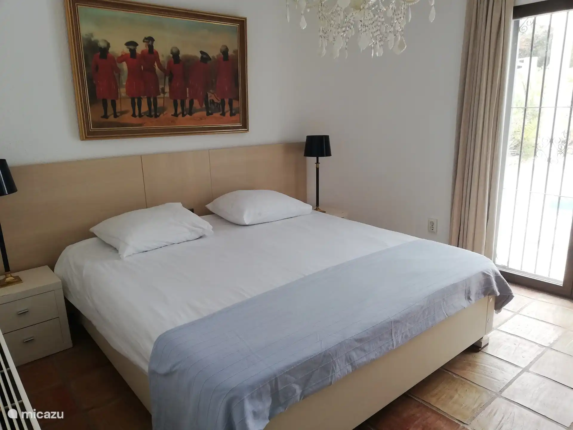 Chambre 3 avec portes-fenêtres donnant sur la piscine.