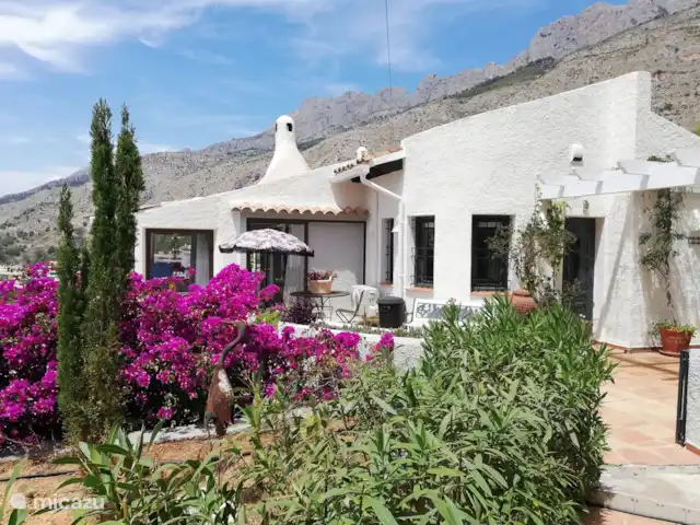 Gran villa de lujo con piscina privada. en España, Costa Blanca, Altea - villa Camino de adelfa desde el estacionamiento hasta la cocina.
