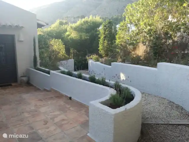 Gran villa de lujo con piscina privada. en España, Costa Blanca, Altea - villa Camino al patio trasero