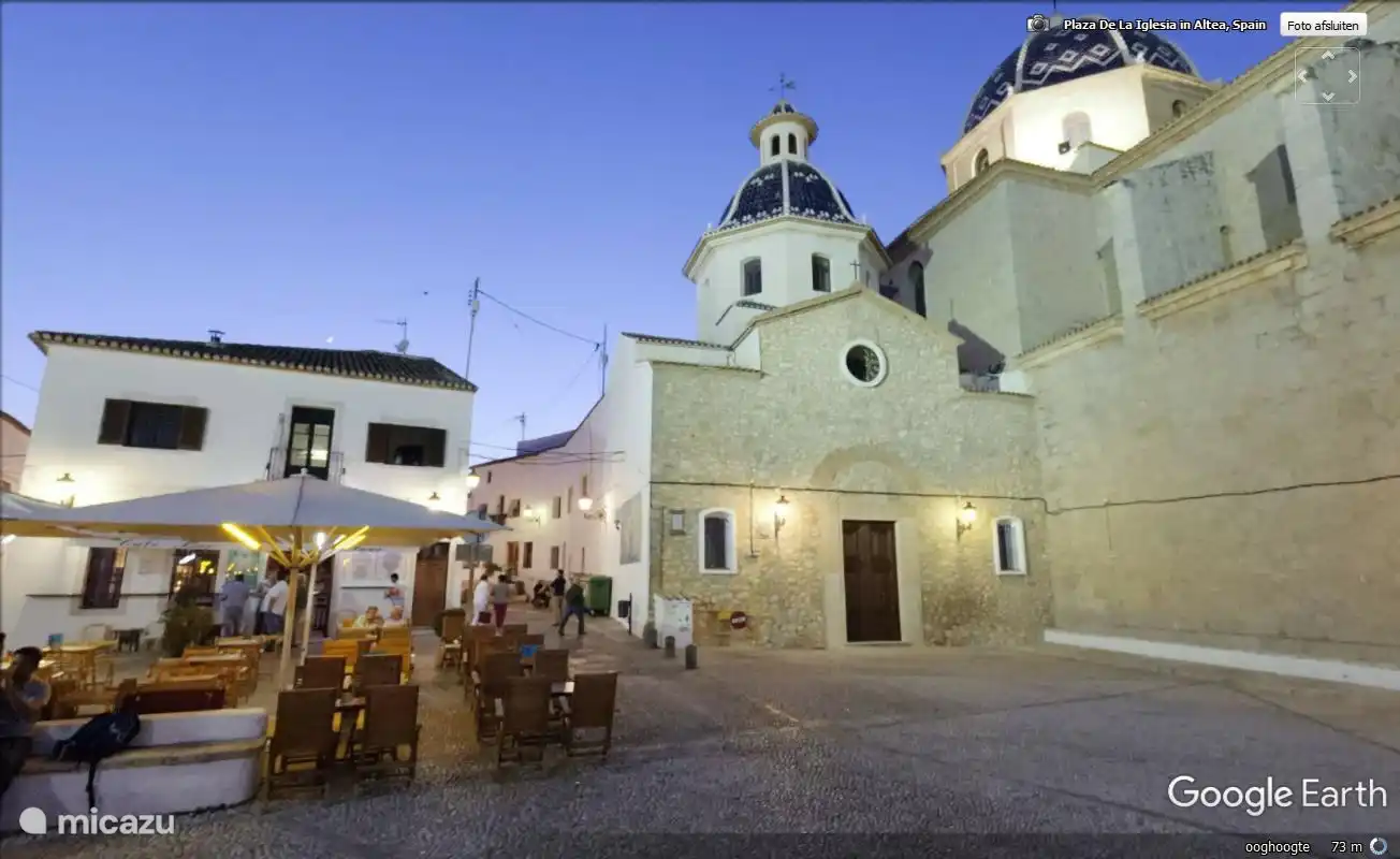 Église au dôme bleu dans le vieux centre.