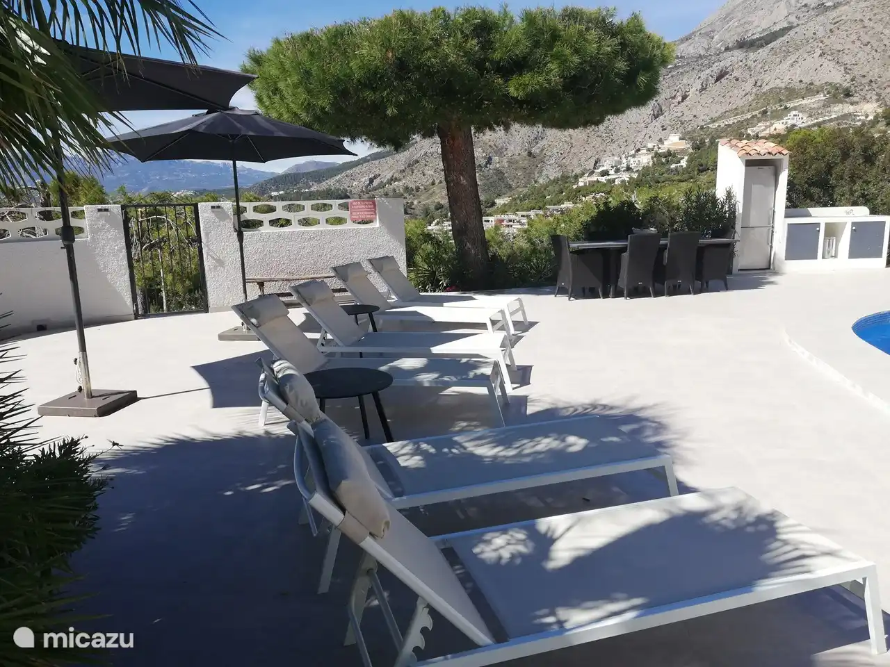 Terrasse avec cuisine extérieure Table à manger pour 6 personnes avec vue sur la montagne et la vallée.