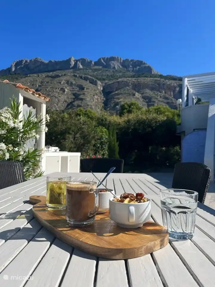 Le matin, un bon petit déjeuner au bord de la piscine.