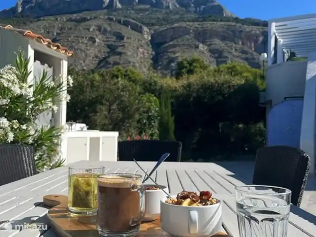 Gran villa de lujo con piscina privada. en España, Costa Blanca, Altea - villa Por la mañana un buen desayuno junto a la piscina.