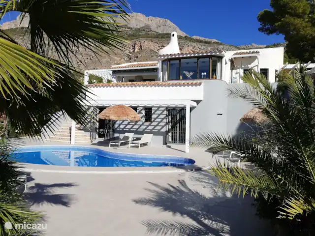 Gran villa de lujo con piscina privada. en España, Costa Blanca, Altea - villa Vista trasera pintada gris/blanco 2024