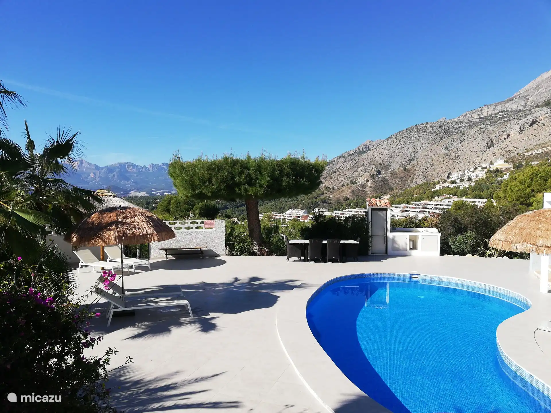 Piscine avec grande terrasse