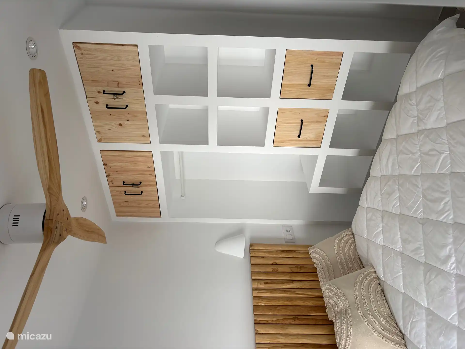 Chambre 2, la plus petite, également avec climatisation et ventilateur.
Voici une salle de bain attenante plus petite 