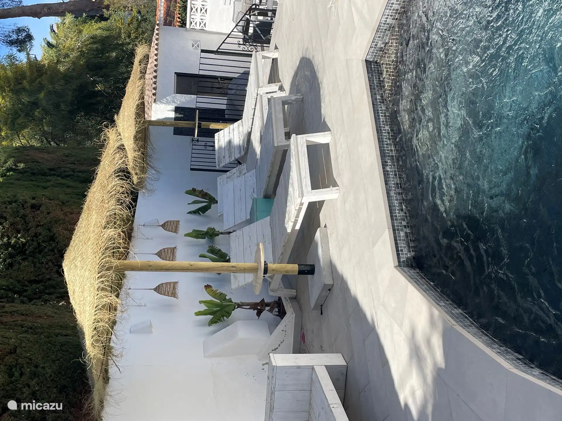 Terrasse de piscine avec
transats (coussins fournis) 