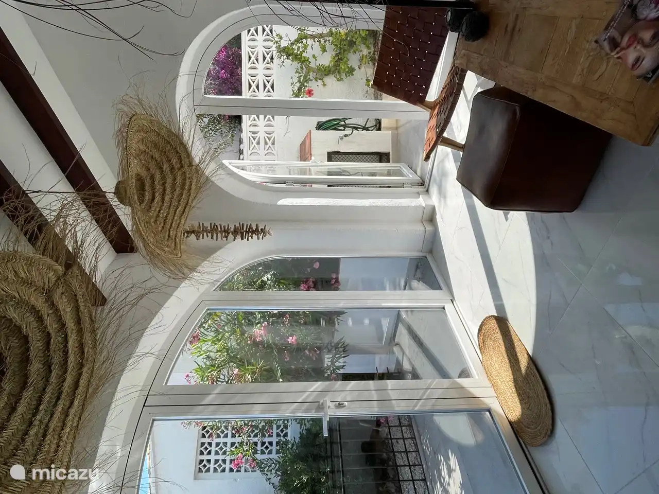 Naya/hal, si c’est une moins belle journée, c’est merveilleux de s’asseoir ici avec un livre ou simplement de rêver 