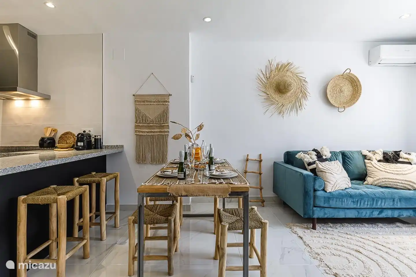Salon/salle à manger, table avec 4 chaises et 2 tabourets au bar 