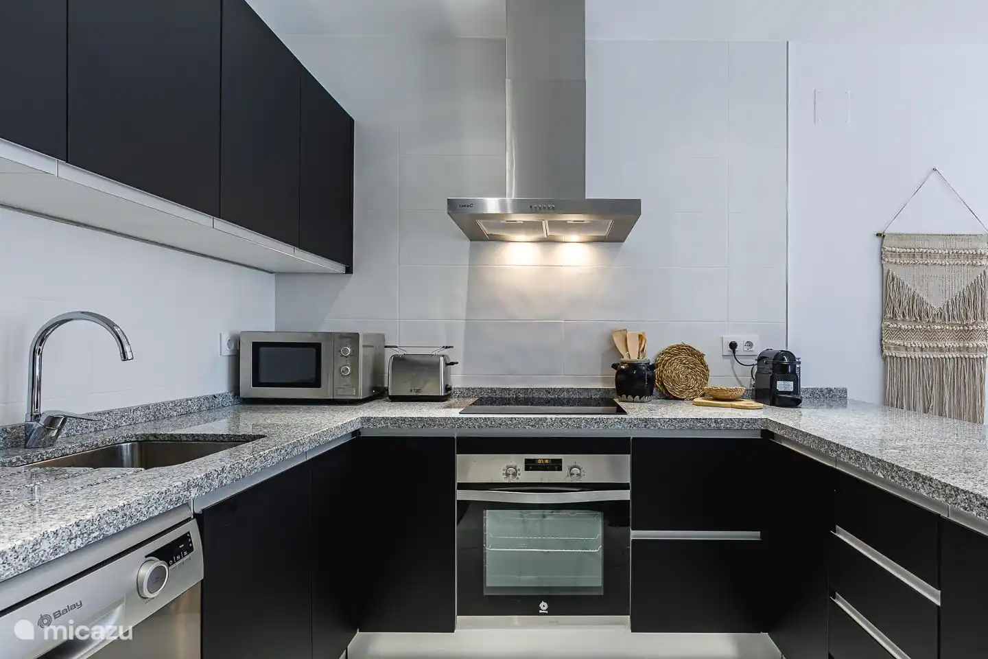 Cuisine avec réfrigérateur/congélateur, four, micro-ondes, grille-pain, machine nespresso, mixeur plongeant etc