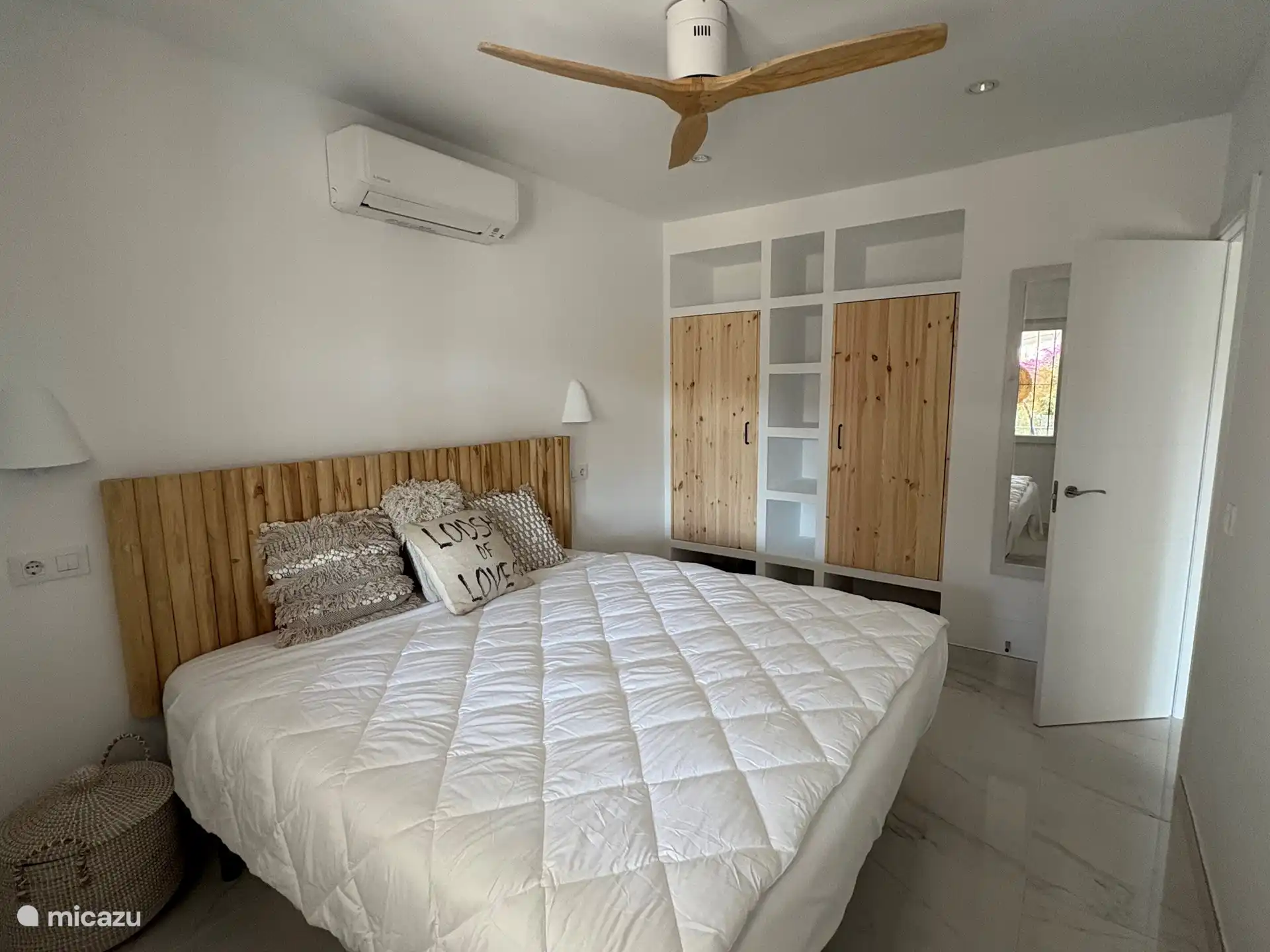 La chambre 1, la plus grande, récemment rénovée et équipée d’un ventilateur et de nouveaux placards, il y a aussi une climatisation qui refroidit ou chauffe 