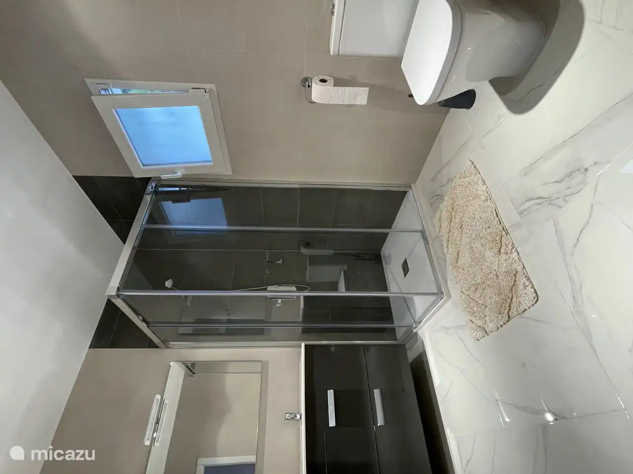 Salle de bain 1, la plus grande, une grande douche avec une bonne pression d’eau, des toilettes et un meuble vasque.
Un sèche-cheveux est également disponible 