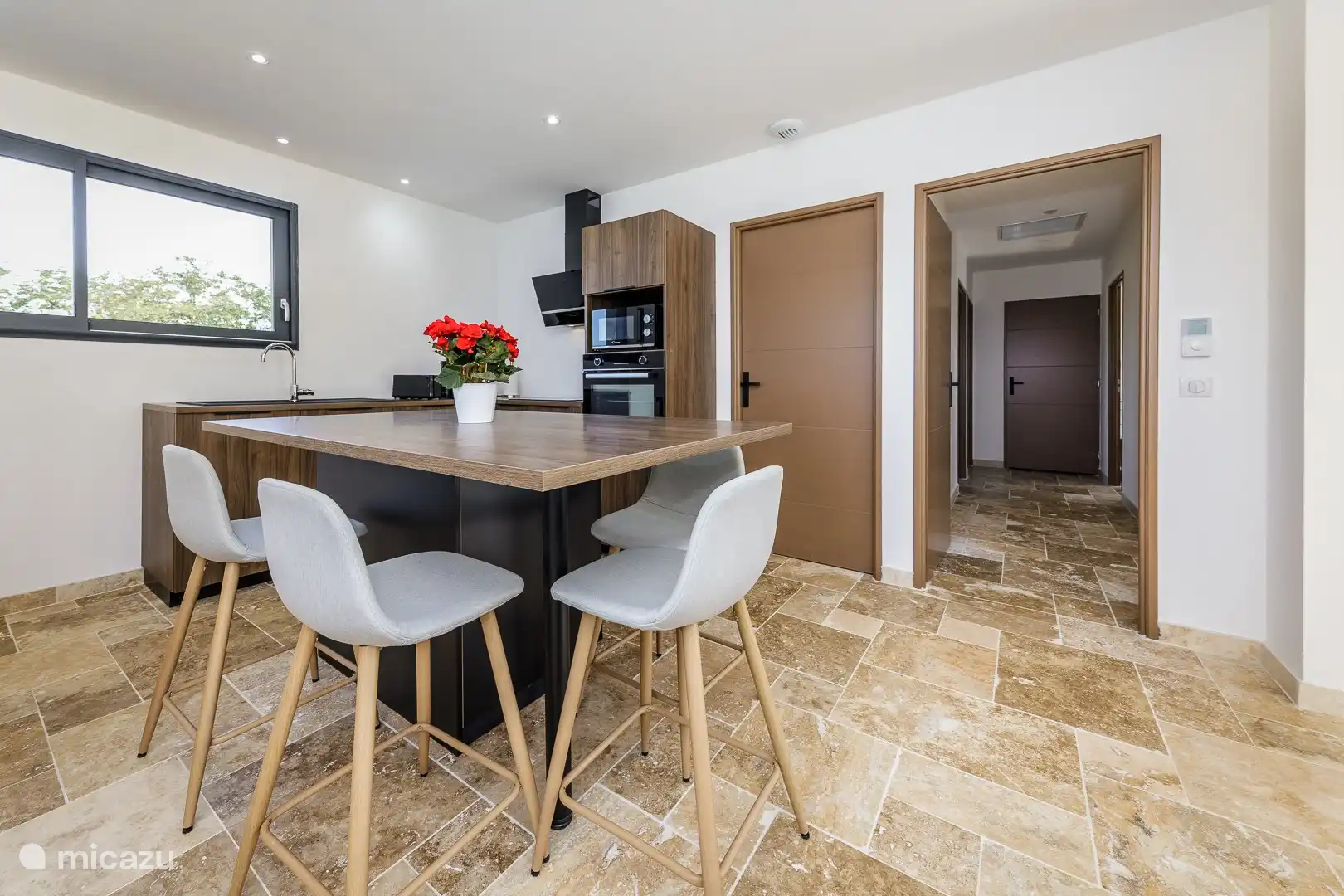 Esstisch und offene Küche