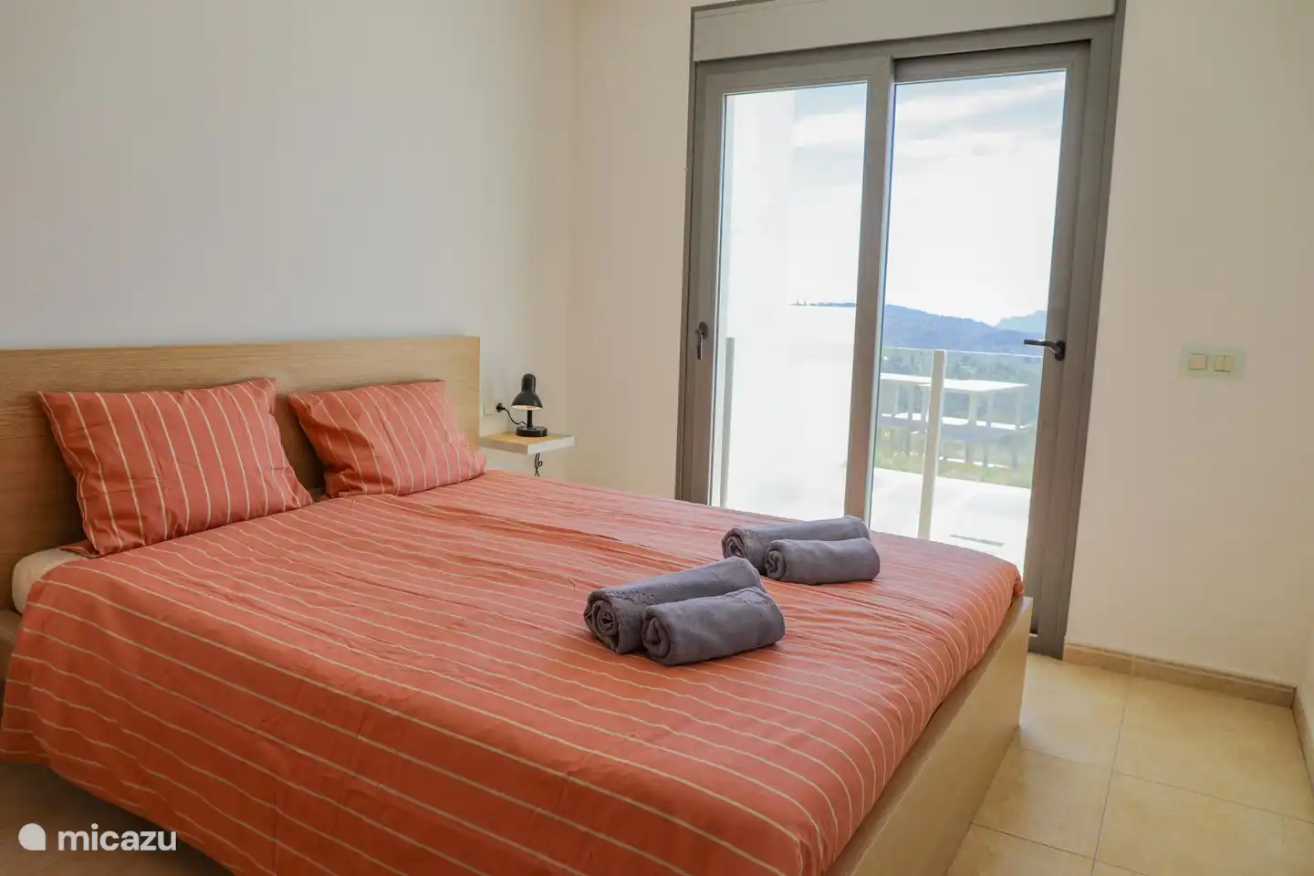 Schlafzimmer mit Doppelbett