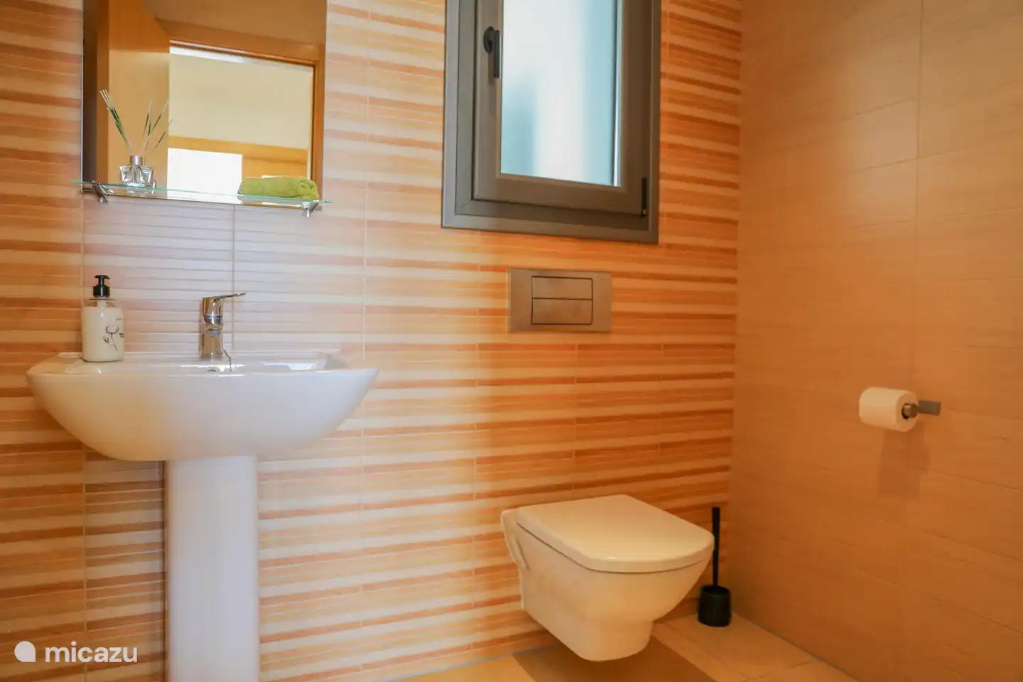 Toilette mit Waschbecken