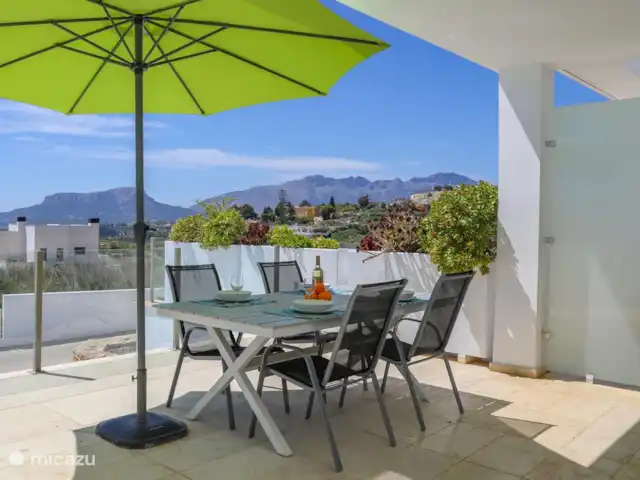 Casa Evita en España, Costa Blanca, Benissa - casa vacacional En el balcón puede sentarse a la sombra bajo la sombrilla.