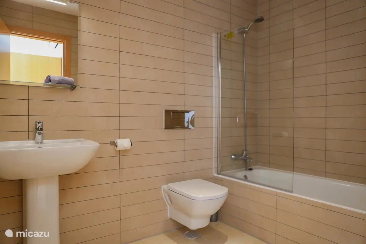 Badezimmer mit Badewanne