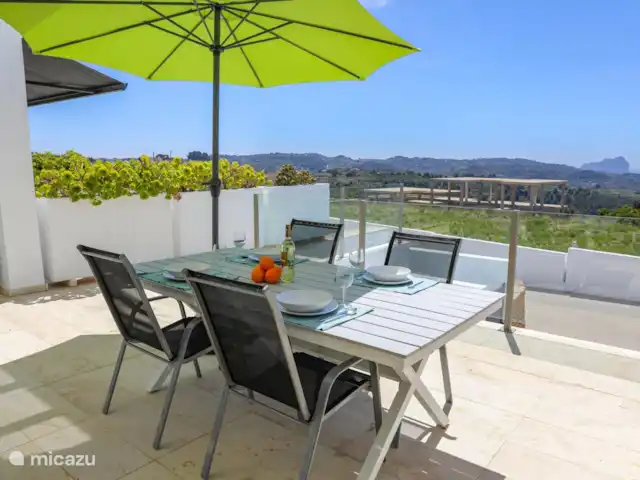 Casa Evita en España, Costa Blanca, Benissa - casa vacacional Afuera hay una mesa de comedor con sillas cómodas.