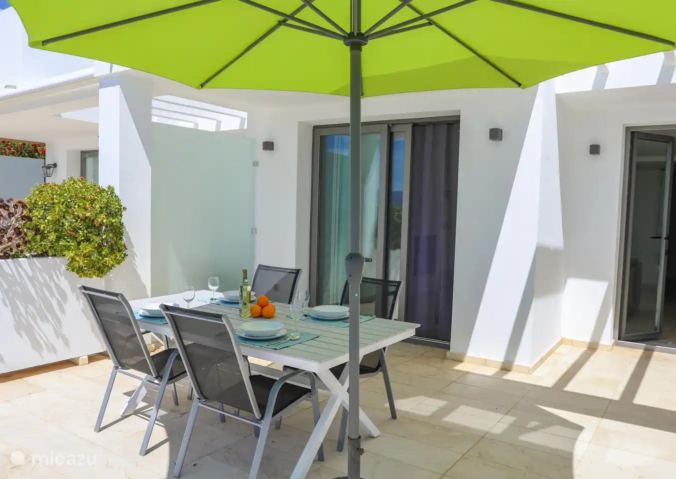 Der Balkon lädt zum Entspannen sowohl im Schatten als auch in der Sonne ein