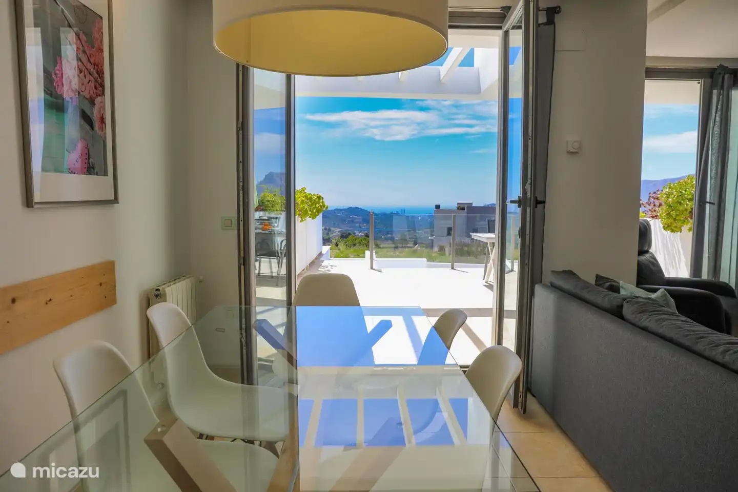 Sie können Ihr Frühstück oder Abendessen drinnen mit einer wunderschönen Aussicht genießen