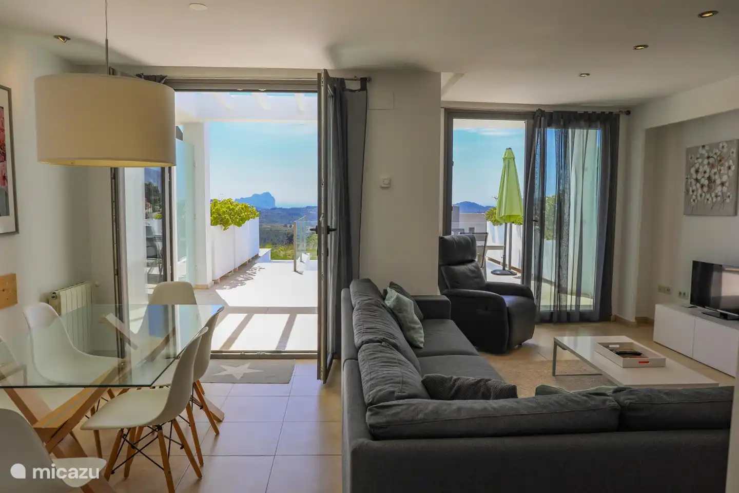 Der Esstisch und das Wohnzimmer