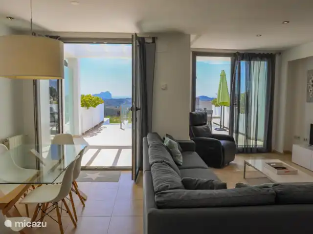 Casa Evita en España, Costa Blanca, Benissa - casa vacacional La mesa de comedor y la sala de estar.
