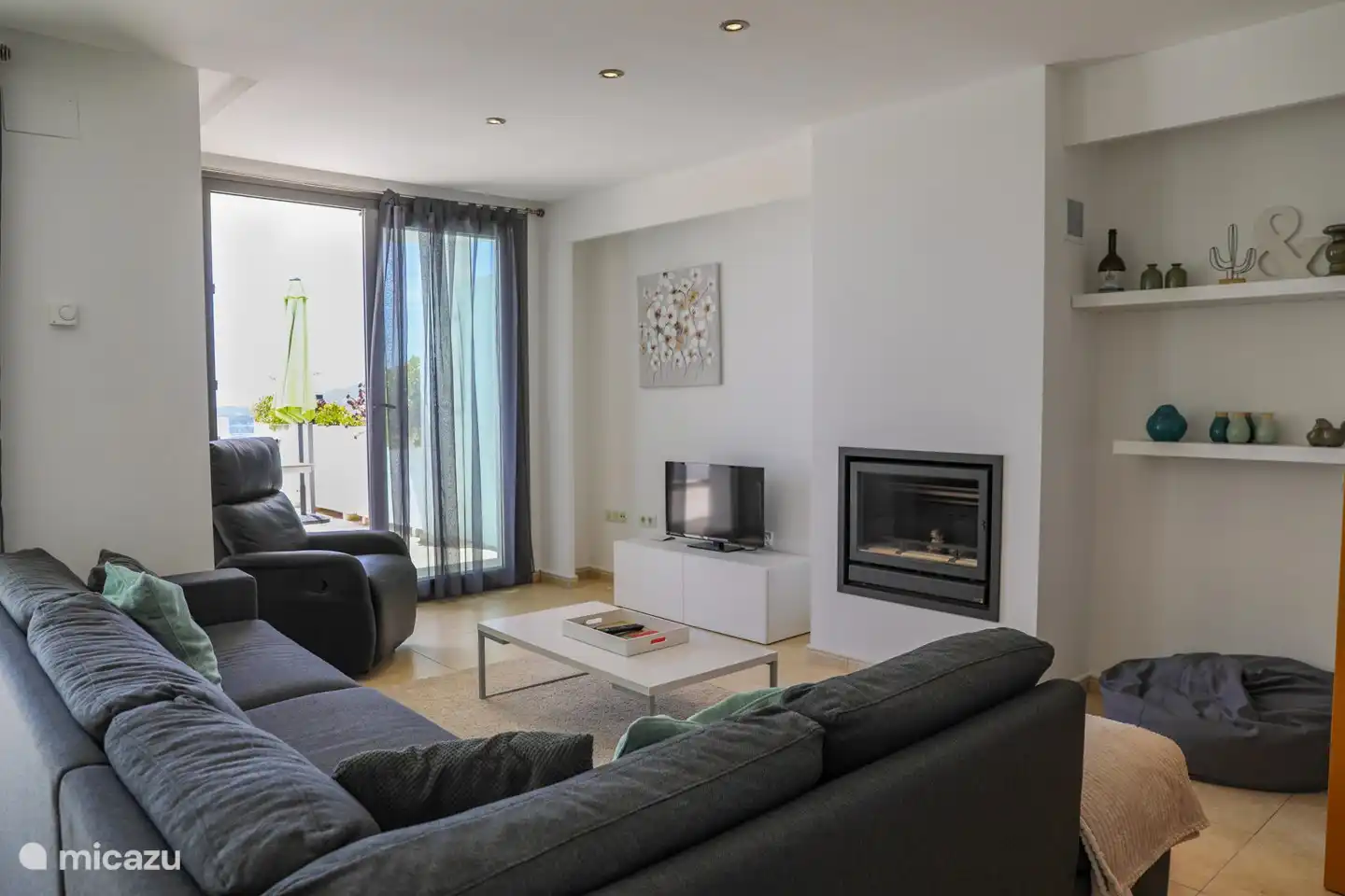 Casa Evita verfügt über ein geräumiges Wohnzimmer mit bequemen Sitzbereichen