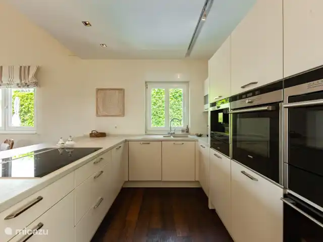 Villa Madrugada, Costabella en España, Costa del Sol, Marbella - villa Cocina en el edificio principal.