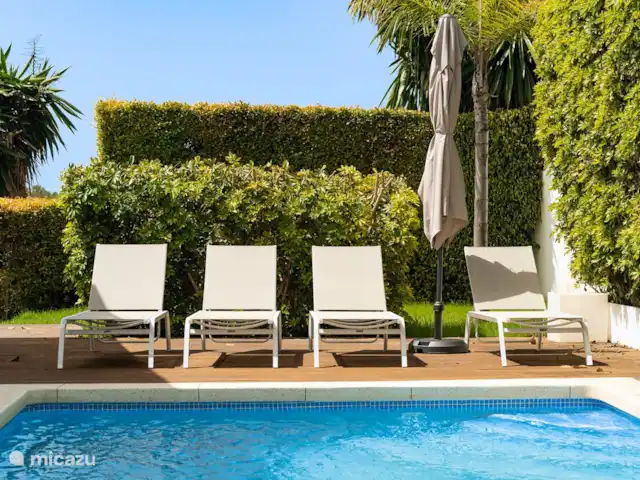 Villa Madrugada, Costabella en España, Costa del Sol, Marbella - villa Tumbonas junto a la piscina