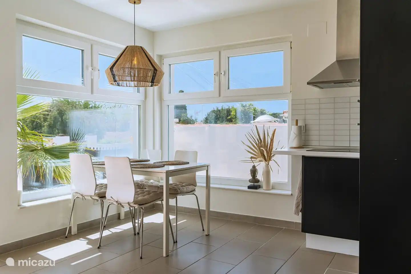 Cenar en el peque&#241;o apartamento.