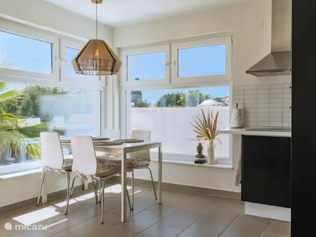 Villa Madrugada, Costabella en España, Costa del Sol, Marbella - villa Cenar en el pequeño apartamento.