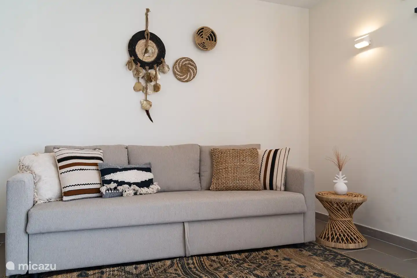 Sof&#225; en el peque&#241;o apartamento.