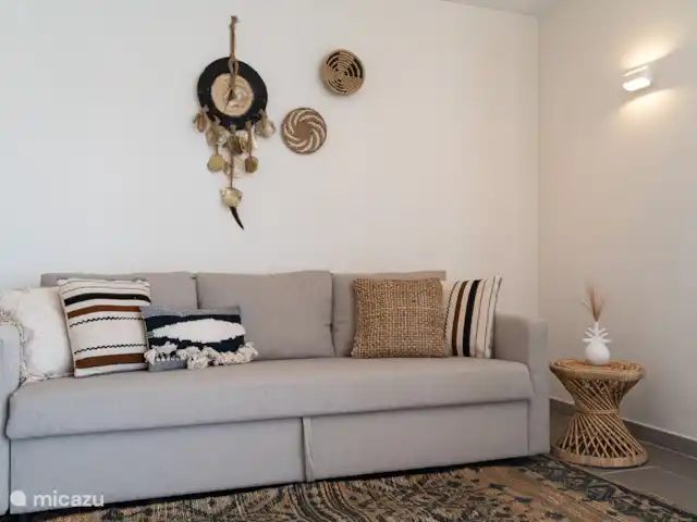 Villa Madrugada, Costabella en España, Costa del Sol, Marbella - villa Sofá en el pequeño apartamento.