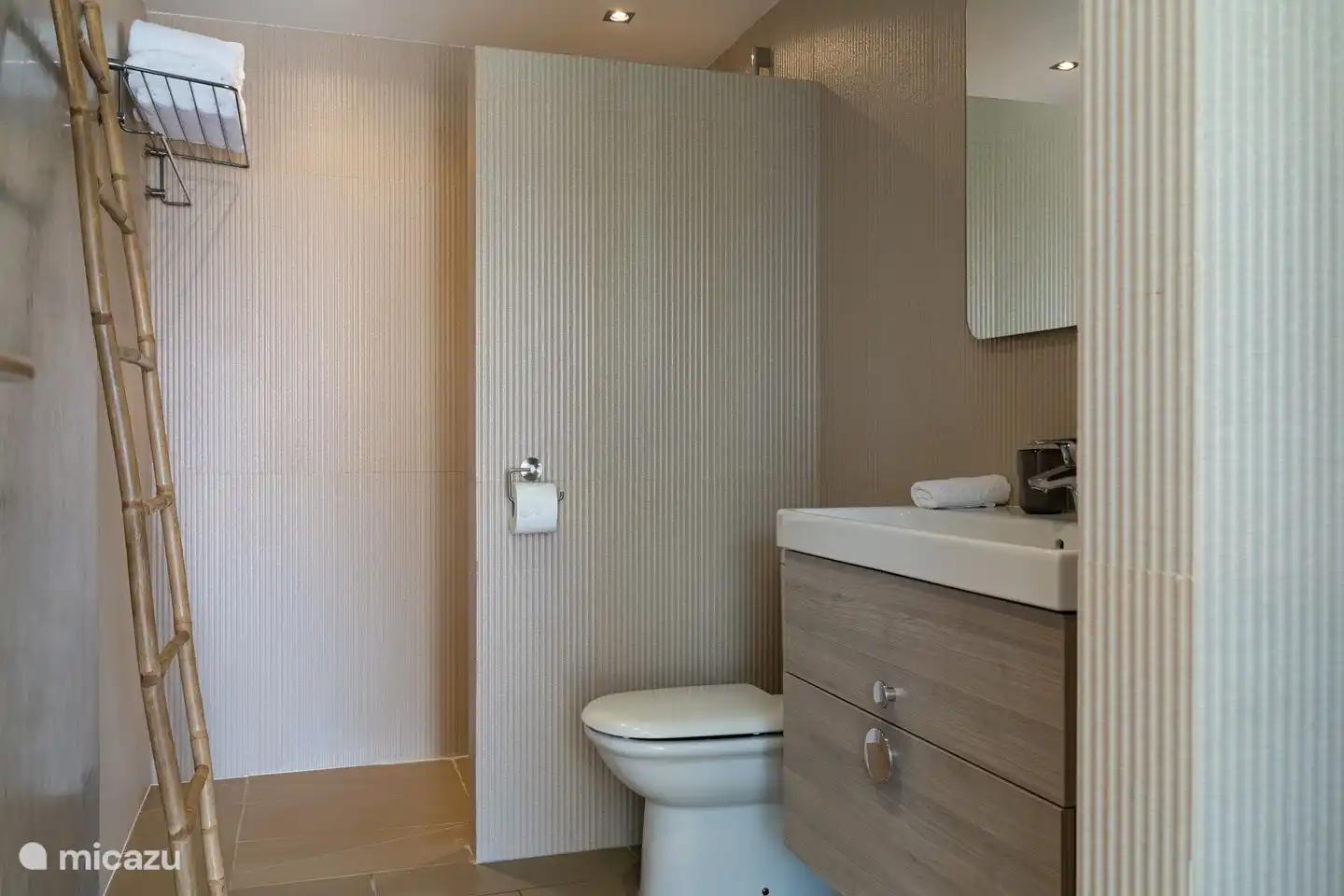 Cuarto de ba&#241;o en el peque&#241;o apartamento.