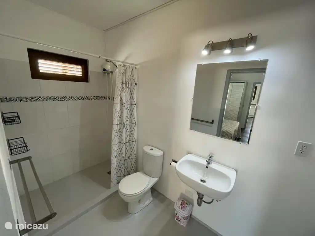 Por supuesto, 2 cuartos de baño espaciosos con ducha (caliente), inodoro y lavabo