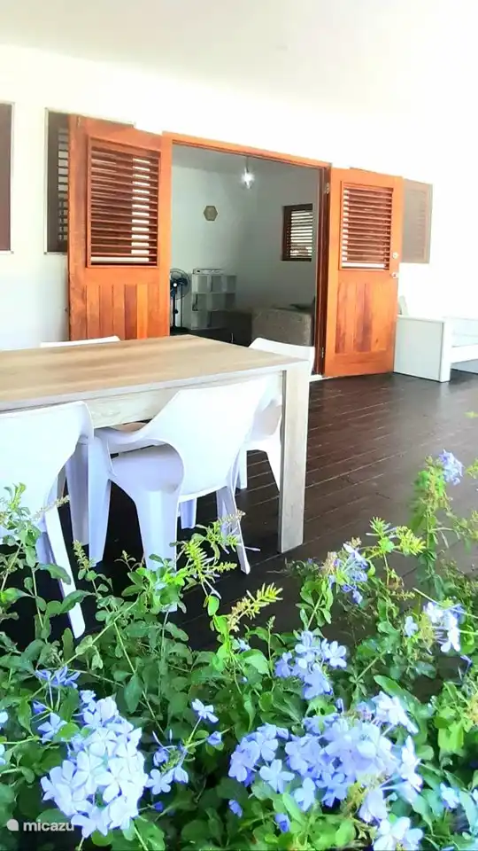 ¡Una terraza muy espaciosa, maravillosamente situada en el viento!