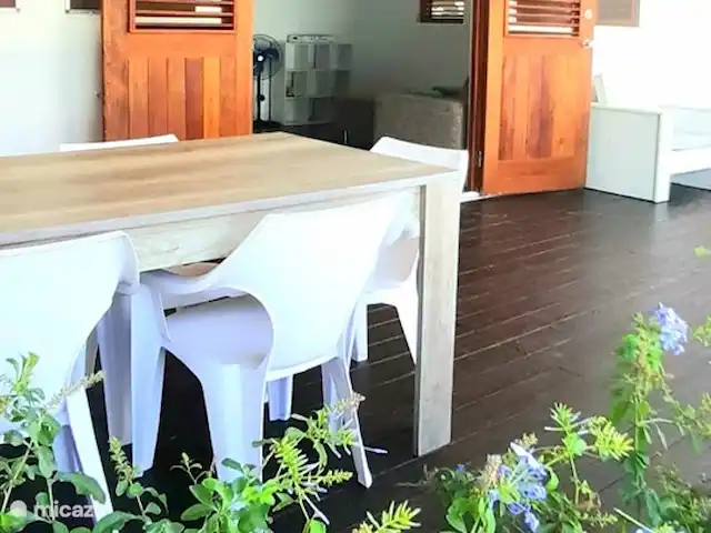 Ruim appartement dicht bij de zee huren in Curaçao, Banda Ariba (oost), Jan Thiel - appartement Een zeer ruime veranda, heerlijk gelegen op de wind!