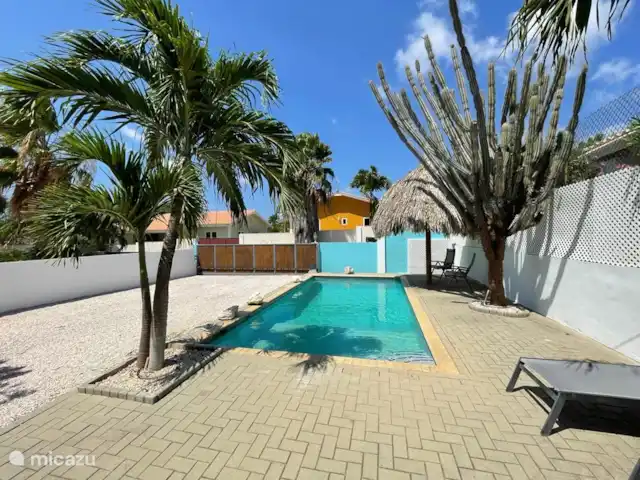 Ruim appartement dicht bij de zee huren in Curaçao, Banda Ariba (oost), Jan Thiel - appartement de cactus staat er al voordat het zwembad er was!