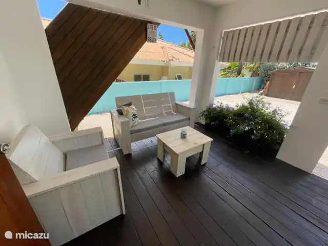 Ruim appartement dicht bij de zee huren in Curaçao, Banda Ariba (oost), Jan Thiel - appartement Lekker loungen op de veranda met een ijskoud drankje!