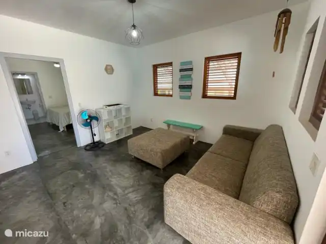 Ruim appartement dicht bij de zee huren in Curaçao, Banda Ariba (oost), Jan Thiel - appartement Lekkere bank om heerlijk op te luieren als je niet op de veranda wilt zitten.