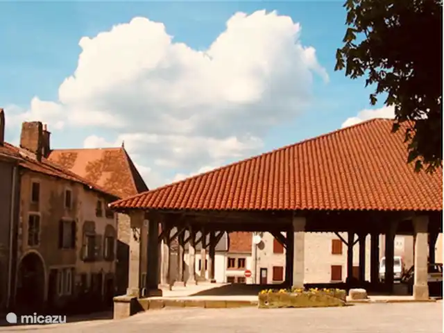 Gîte Marche | France, Haute-Saône, Vauvillers - appartement Halle du marché avec les vieilles maisons