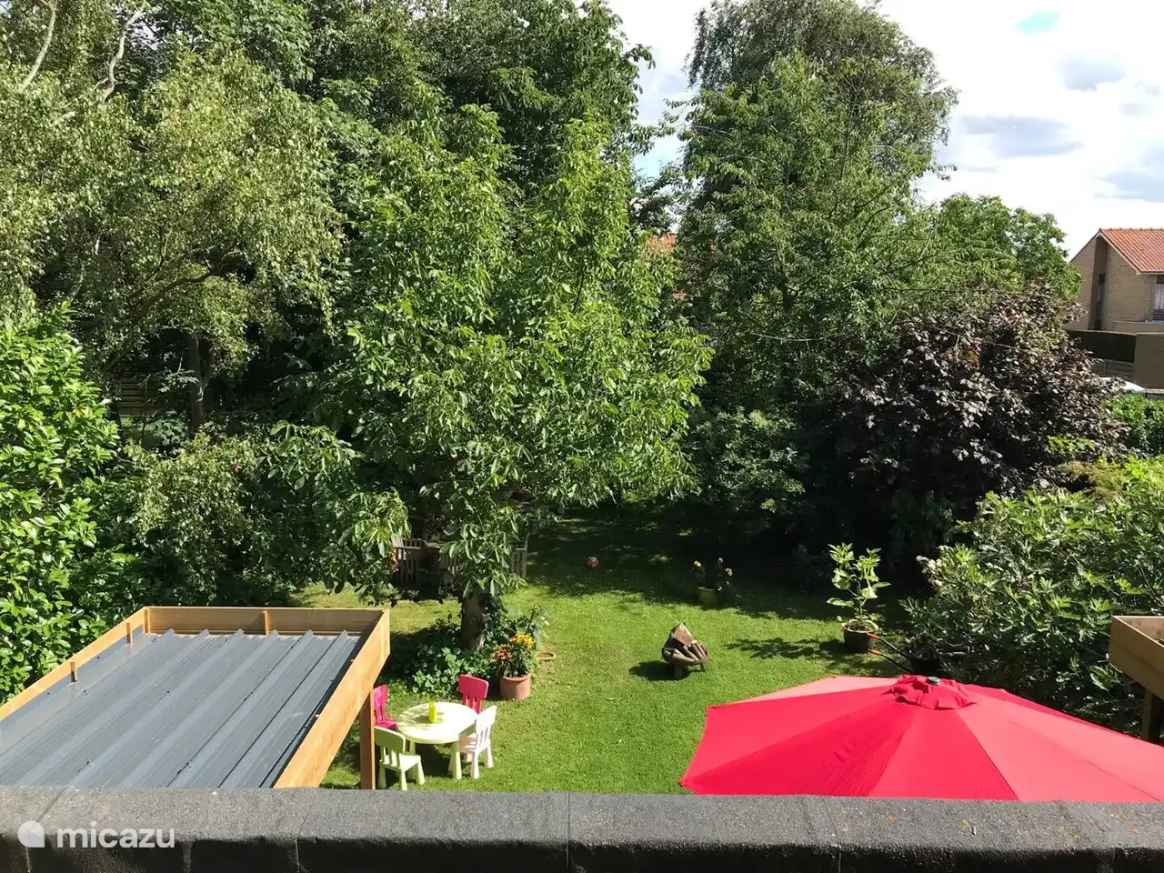 vista al jardín desde los dormitorios del fondo