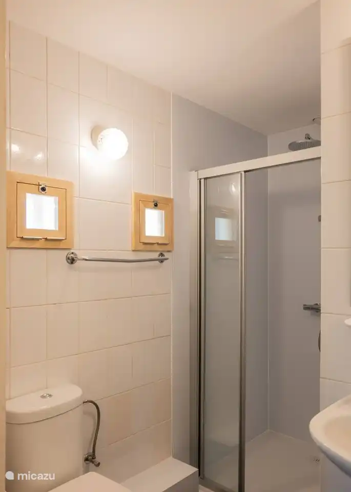 cuarto de baño con segundo inodoro, lavabo, ducha de lluvia y calefacción adicional