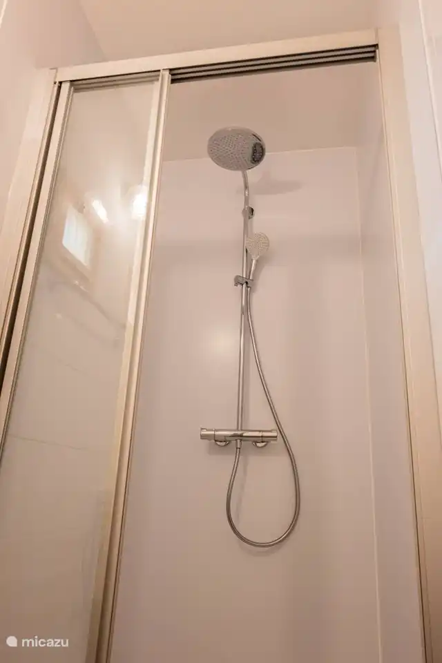 ducha de lluvia en el baño
en el baño también segundo inodoro y lavabo
calefacción adicional y secador de pelo disponibles