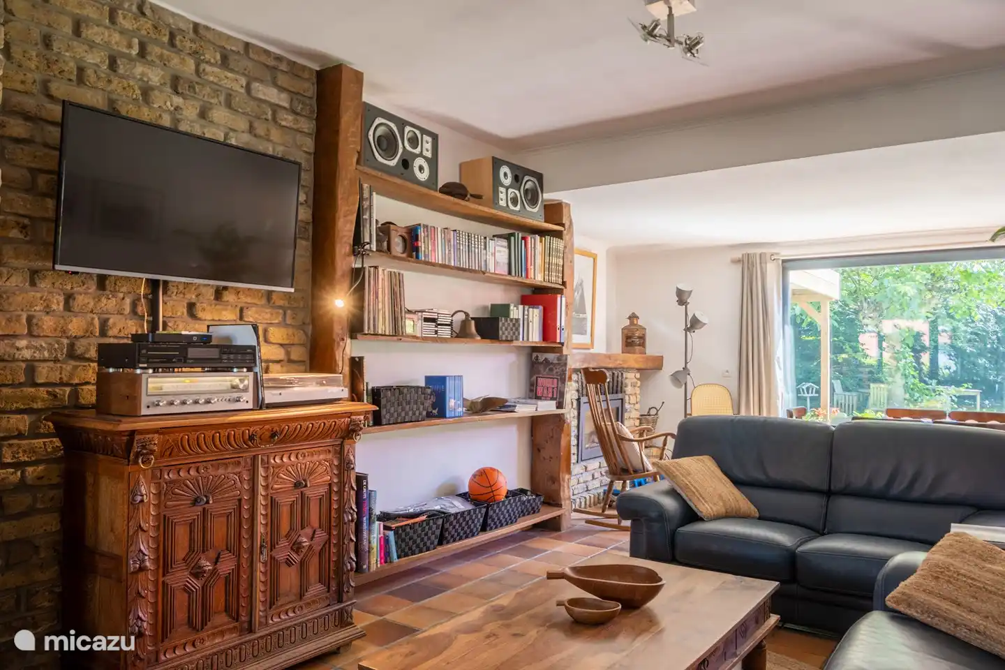 amplio salón con biblioteca, smart TV y sistema hi-fi