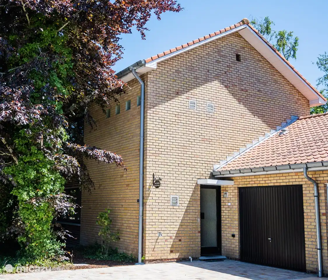 casa completamente rodeada de vegetación, estacionamiento gratuito en la entrada y en la calle, ubicada en una zona tranquila ajardinada, casi sin tráfico. justo al lado de plaza de 2000 metros cuadrados con juegos infantiles.