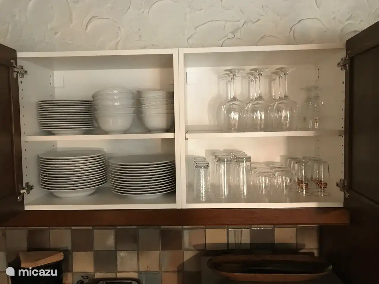 suficientes cubiertos, platos y vasos
grandes copas de vino