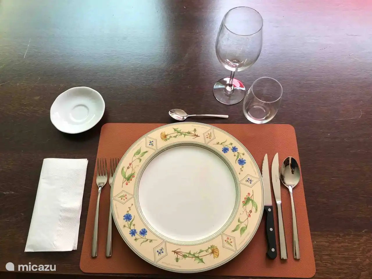 buenos cubiertos y platos