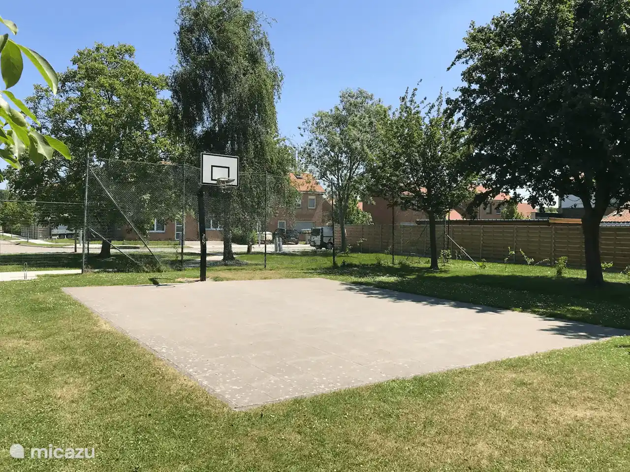 plaza de la cesta en la zona verde justo al lado de la casa de vacaciones