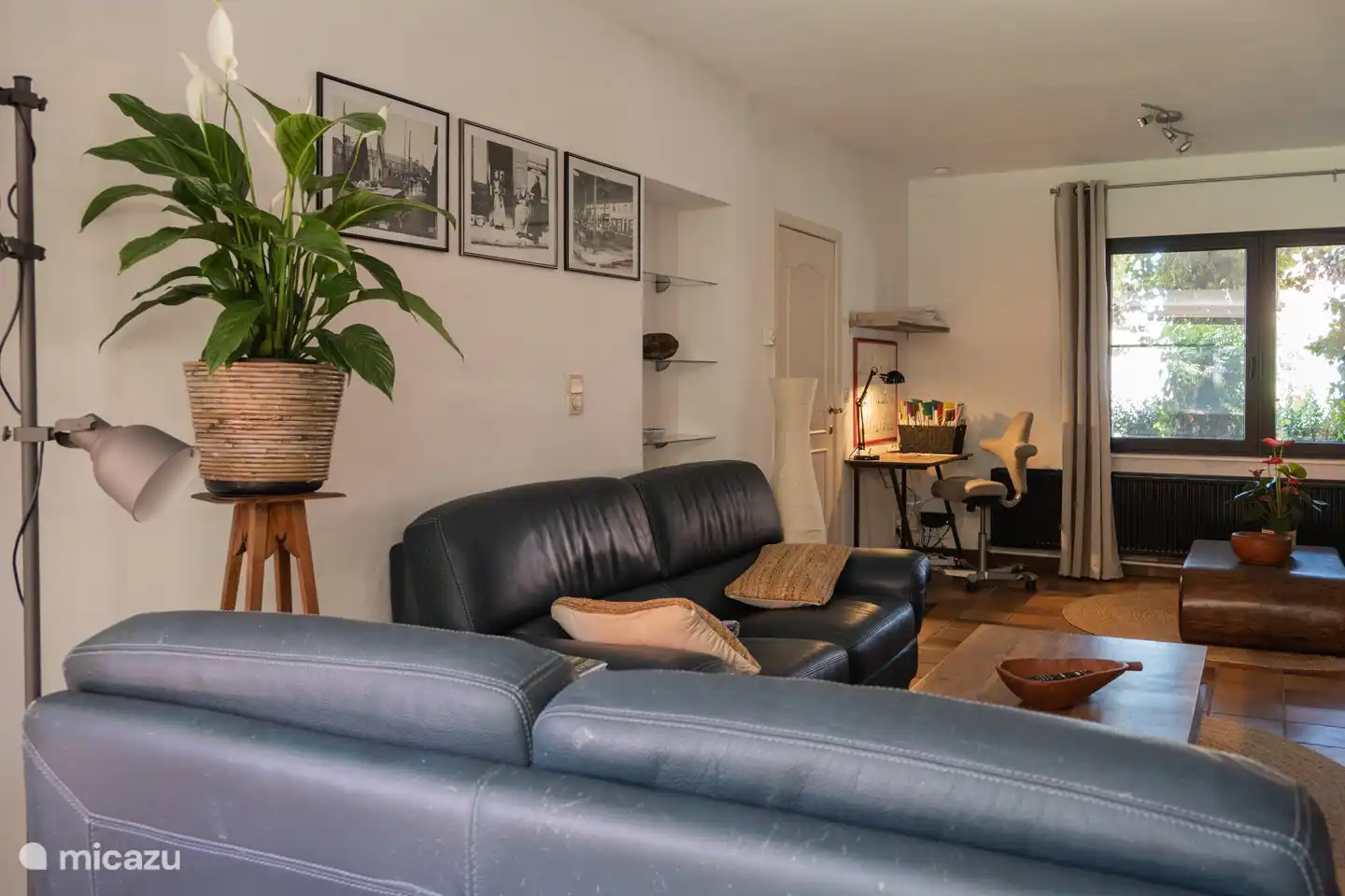 salón con 2 zonas de estar y mesa para 12 personas